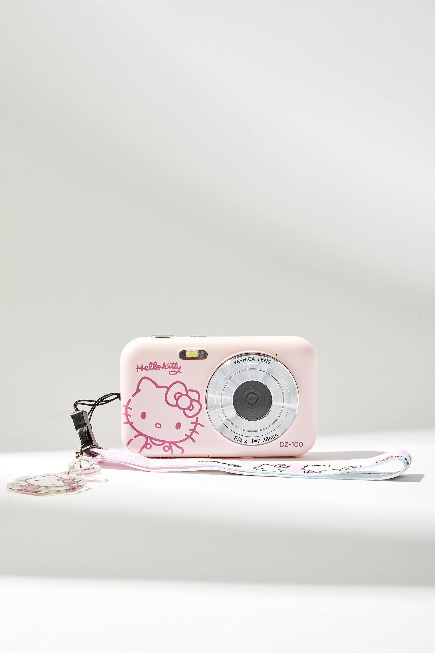 YASHICA x Hello Kitty Digital Camera DZ-100 – ICM Photo Pte Ltd